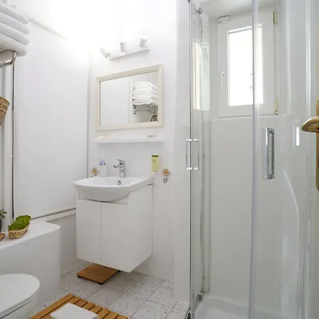 Serenity - Traditional House With Stunning Sea View Vakantiehuis *